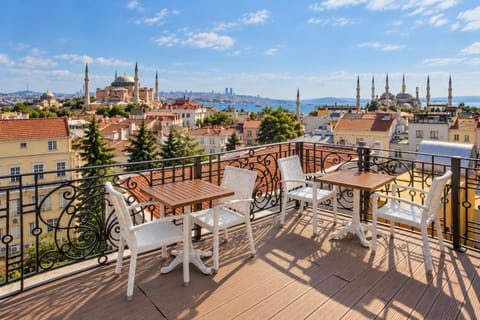 Nearby landmark, Day, Natural landscape, View (from property/room), Balcony/Terrace, City view, Sea view