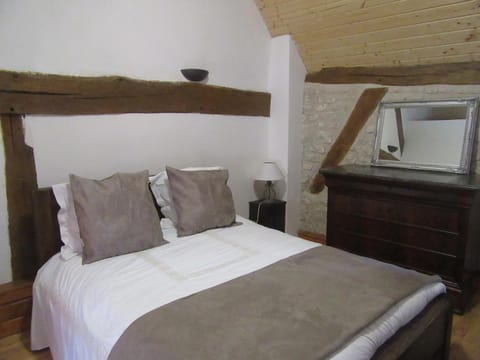 Staff, People, Property logo or sign, Activities, BBQ facilities, Garden, Bathroom, Other, Decorative detail, Dining area, River view, Family