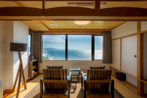 Photo of the whole room, Sea view
