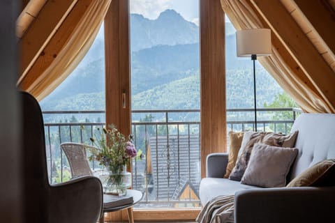 Natural landscape, View (from property/room), Balcony/Terrace, Living room, Seating area, Mountain view