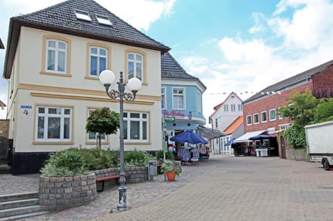 Property building, Day, Neighbourhood, City view, Location