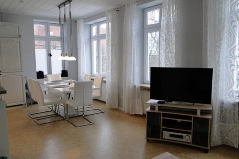 TV and multimedia, Living room, Seating area, Dining area, Evening entertainment