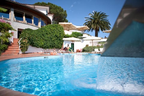 Facade/entrance, Swimming pool