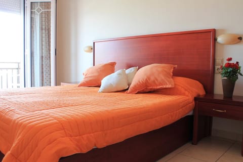 Bed, Photo of the whole room, Decorative detail, Bedroom