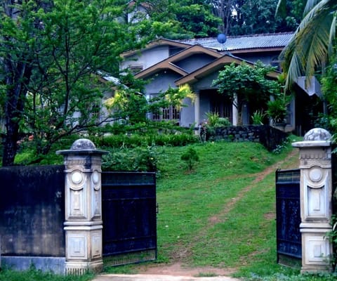 Property building, Facade/entrance, Spring, Off site, Day, Natural landscape, Garden, Garden view, Quiet street view