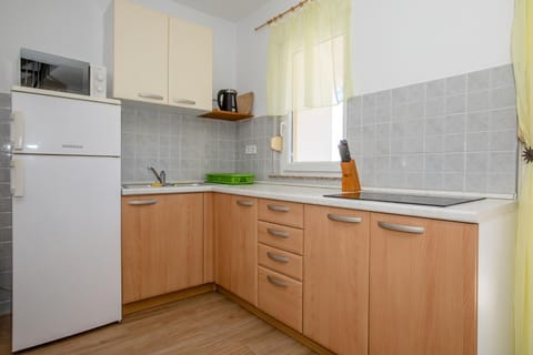 Coffee/tea facilities, Kitchen or kitchenette, stove