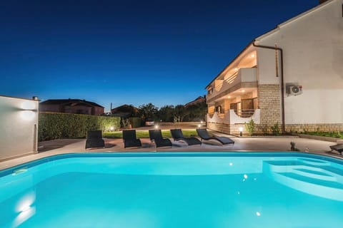 Property building, Swimming pool, Swimming pool