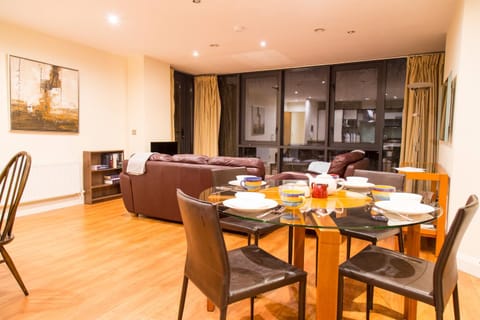 Spacous Dublin Escape 3BR Ensuited Free Parking Apartment in Dublin