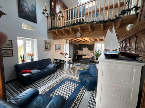 Property building, Kitchen or kitchenette, Living room, Seating area, Swimming pool
