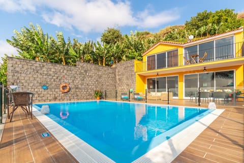 Facade/entrance, Balcony/Terrace, Pool view