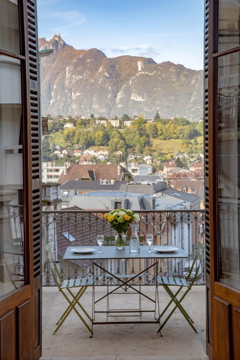 View (from property/room), Balcony/Terrace, Mountain view