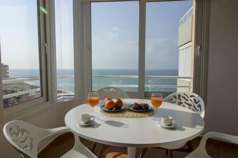 Coffee/tea facilities, Balcony/Terrace, Seating area, Dining area, Sea view