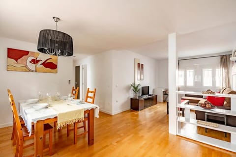 Living room, Lounge or bar, Seating area, Dining area