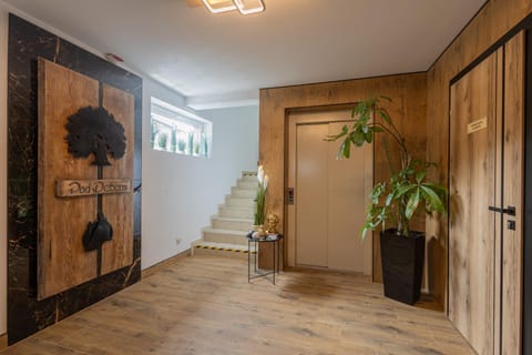 Lobby or reception, elevator