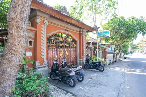 Facade/entrance