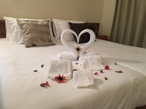 Bed, Bedroom, towels