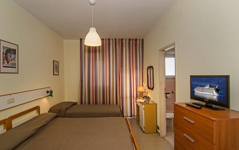 Bed, TV and multimedia, Photo of the whole room