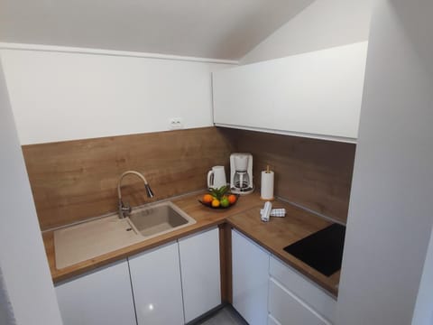 Coffee/tea facilities, Kitchen or kitchenette, stove