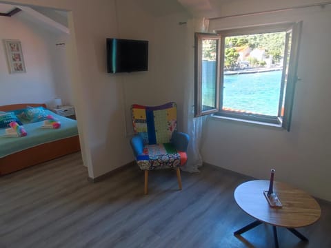 Bed, TV and multimedia, Living room, Seating area, Bedroom