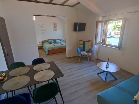 Bed, TV and multimedia, Living room, Seating area, Dining area, Bedroom