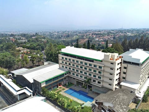 Facade/entrance, City view, Garden view, Mountain view