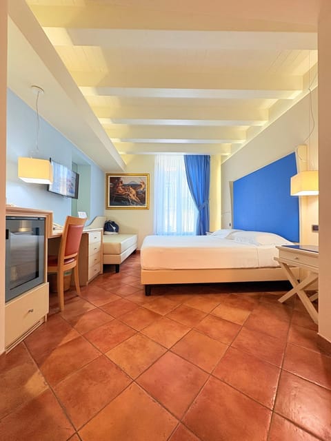 Toilet, Bed, TV and multimedia, Balcony/Terrace, Photo of the whole room, Bedroom