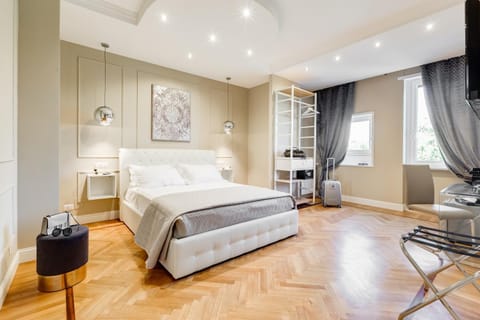 Shower, Toilet, Nearby landmark, Bed, Neighbourhood, Bathroom, TV and multimedia, Coffee/tea facilities, Photo of the whole room, Decorative detail, Seating area, Bedroom, City view