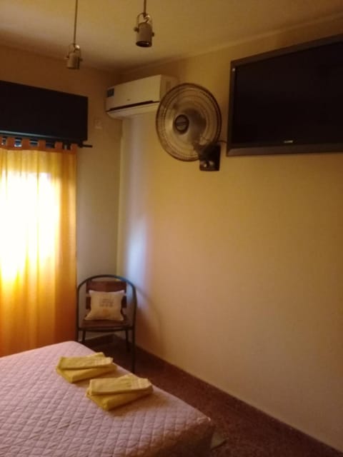 Bed, TV and multimedia, Photo of the whole room, Bedroom, Garden view, fireplace, air conditioner