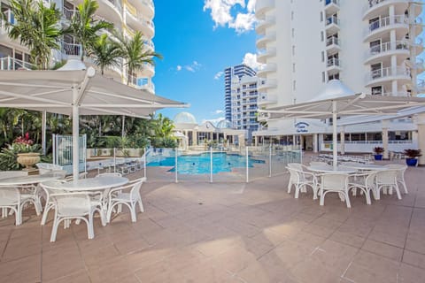 Property building, Swimming pool, sunbed