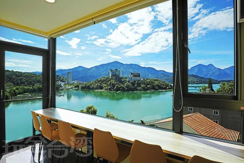 Dining area, Lake view