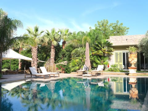 Property building, Garden, Pool view, Swimming pool, sunbed