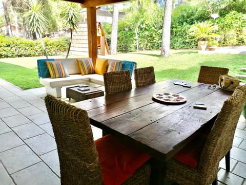 Patio, Day, Dining area