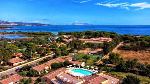 Property building, Bird's eye view, Pool view, Swimming pool, Breakfast