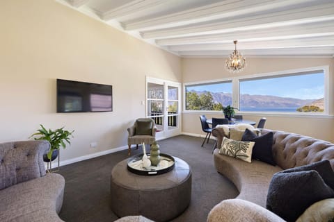 Natural landscape, TV and multimedia, Living room, Seating area, Evening entertainment, Mountain view