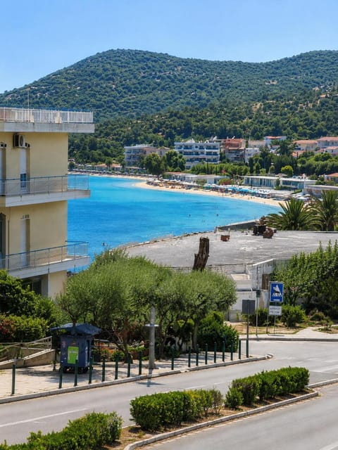 Nearby landmark, Day, Neighbourhood, Natural landscape, Beach, Mountain view, Sea view, Location