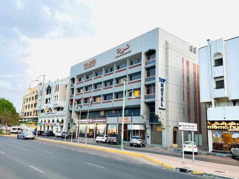 Property building, Day, Neighbourhood, City view, Street view, Location, Parking