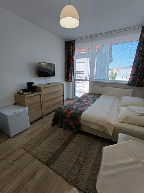 Bed, TV and multimedia, Photo of the whole room