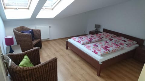 Bed, Photo of the whole room, Seating area, Bedroom