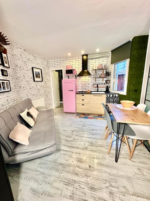 Kitchen or kitchenette, Living room, Seating area, Dining area, stove