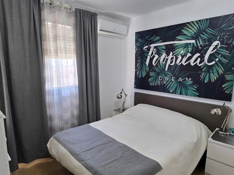 Bedroom, air conditioner