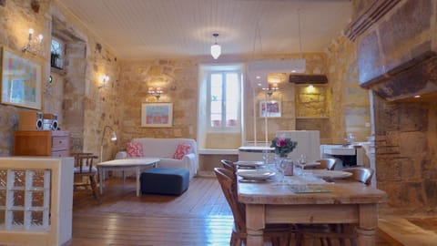 Kitchen or kitchenette, Living room, Photo of the whole room, Decorative detail, Seating area, Dining area, Quiet street view