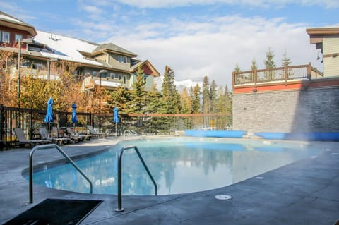 Property building, Day, Hot Tub, Swimming pool, sunbed