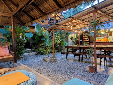 Seating area, Dining area