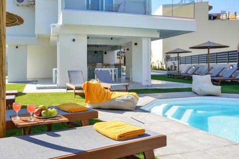 Property building, Garden, Pool view, Swimming pool, Breakfast