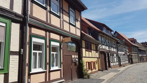 Neighbourhood, On site, Street view