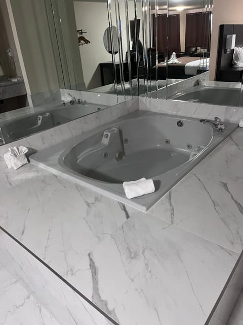 Falls Lodge & Suites Hotel in Niagara Falls