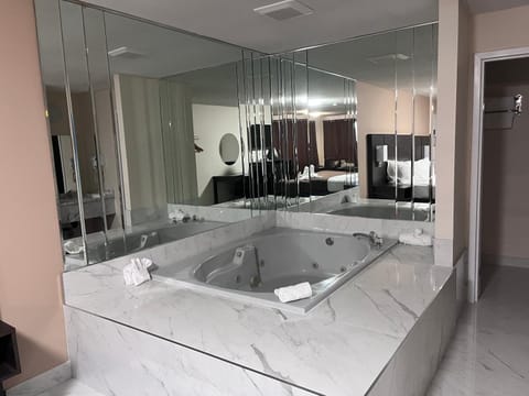 Falls Lodge & Suites Hotel in Niagara Falls