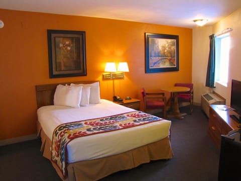 Bed, TV and multimedia, Seating area, Bedroom