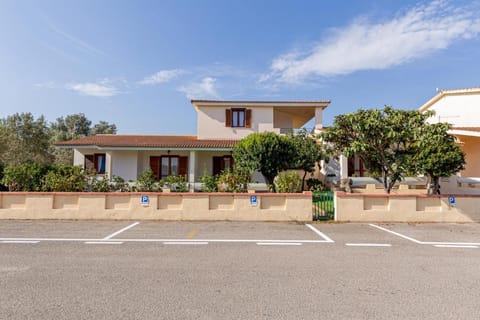 Property building, Neighbourhood, Street view, Parking