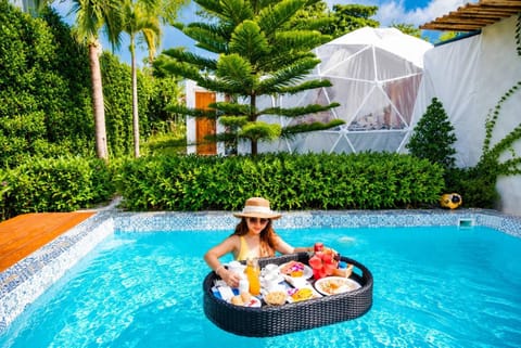 Spring, Day, People, Natural landscape, Garden, Food and drinks, Guests, Swimming pool, group of guests